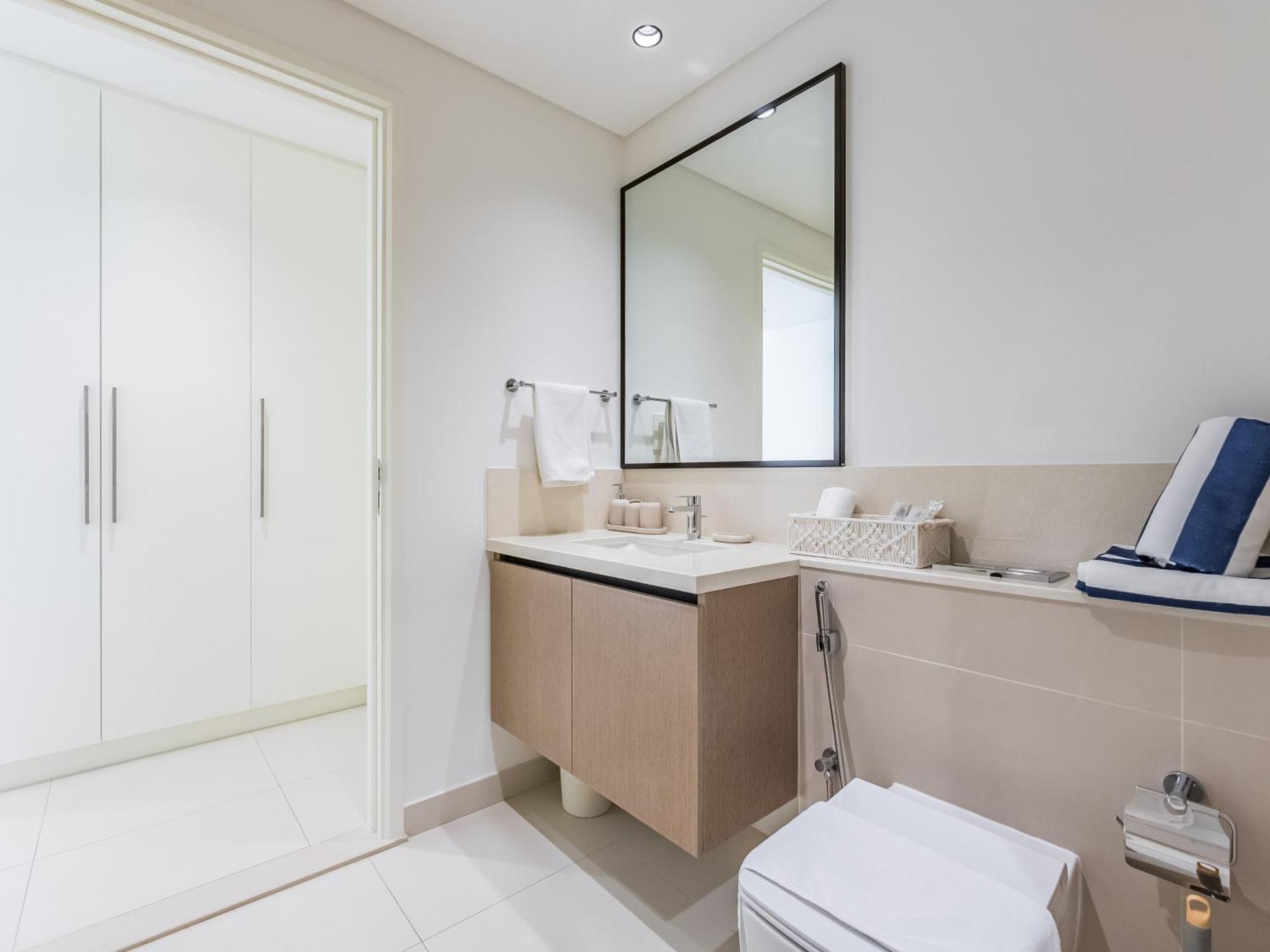 The 'paris' - Stylish 2bd With Burj View * Dubai